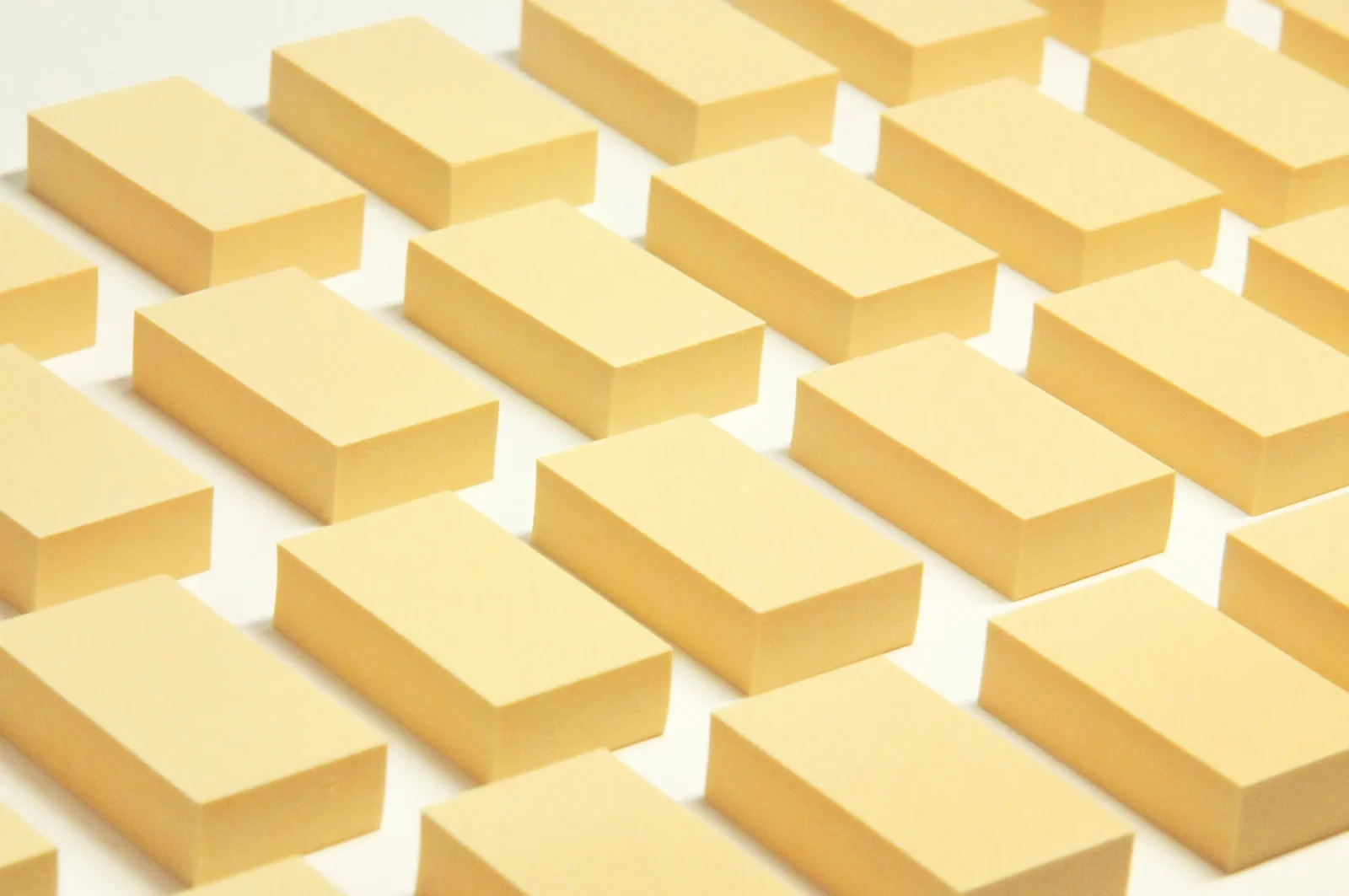 Home 導熱凝膠具備矽膠片的彈性與高效能導熱特性,又增強了機構組裝的兼容度,用於需要大範圍填補公差、凸起或凹陷結構的產品,如通訊設備、電腦主機板、記憶體模組等。