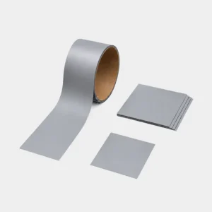新首頁 LiPOLY PCM900 是一款兼具 9.0 W/m·K 高導熱係數與卓越製程便利性的相變化材料。室溫下呈固態,免去點膠設備;當工作溫度達約 45°C 時軟化並緊密貼合熱源與散熱器,最小 BLT 僅 25 µm(24 µm),能顯著降低熱阻,為高功率電子設備提供穩定高效的熱介面解決方案。